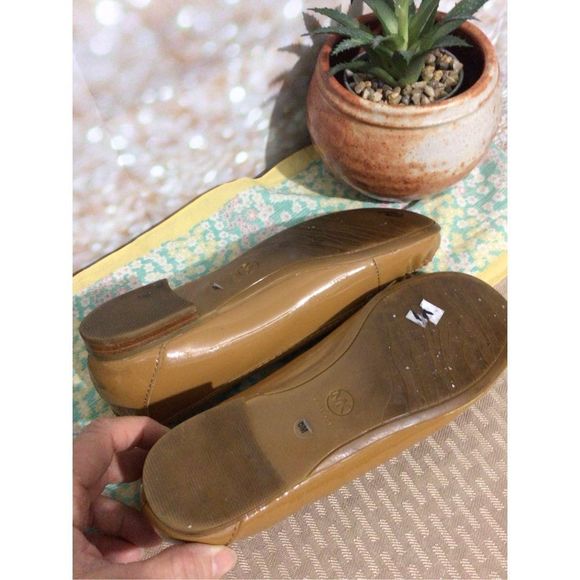 Michael Kors Patent Leather Tan Penny Loafers Size 6 M ~ Cute! 🎀🛍️ - Picture 4 of 12